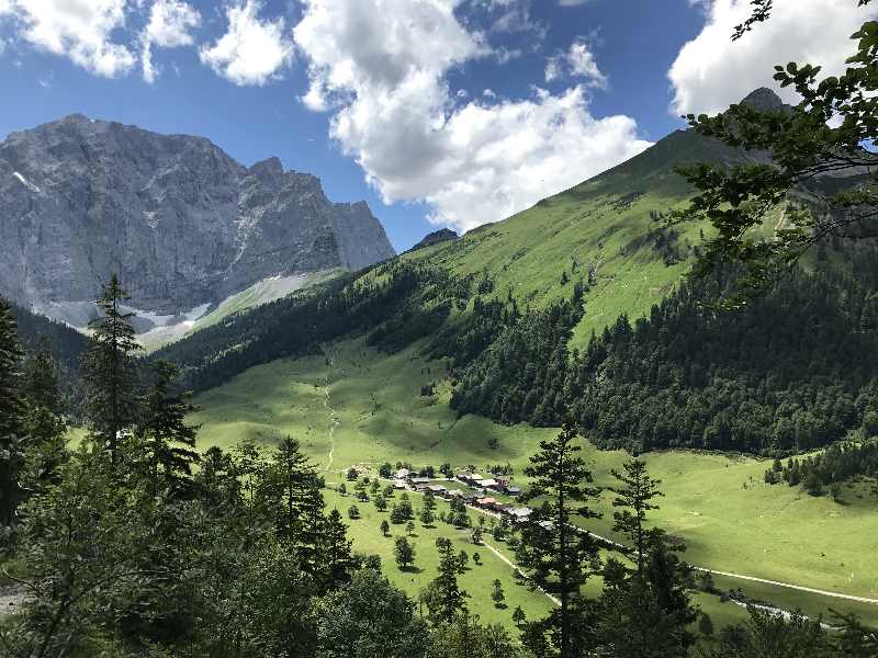 Engalm: Das Almdorf Eng am Großen Ahornboden, umgeben vom Karwendelgebirge