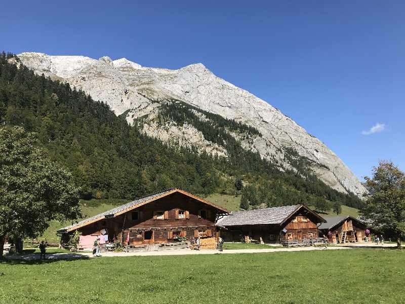 ENGALM: Das sind die Hütten in der Eng - aus Holz gebaut, von der Sonne dunkel gefärbt