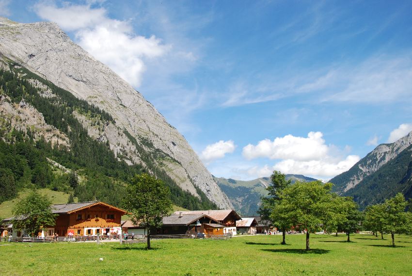 Engalm Ahornboden- vergleich mal die Größe der Almhütten zu den Ahornbäumen und den Bergen - in Wirklichkeit ist alles noch viel schöner!