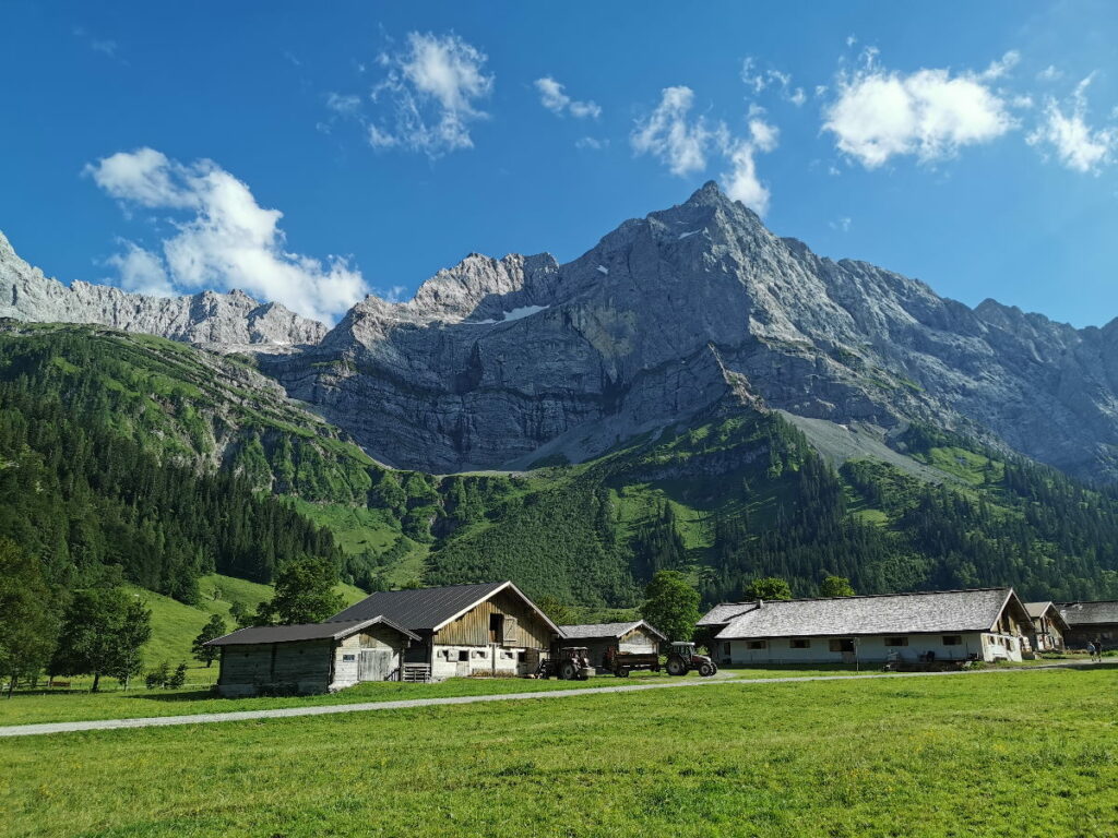 Die Engalm mit dem Blick auf die markante Spriztkarspitze